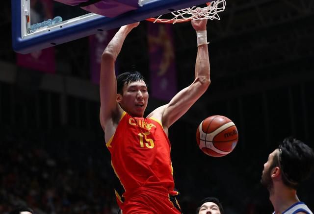 第32分钟，拜仁右路禁区线定位球机会，萨内直接打门被努贝尔扑出。